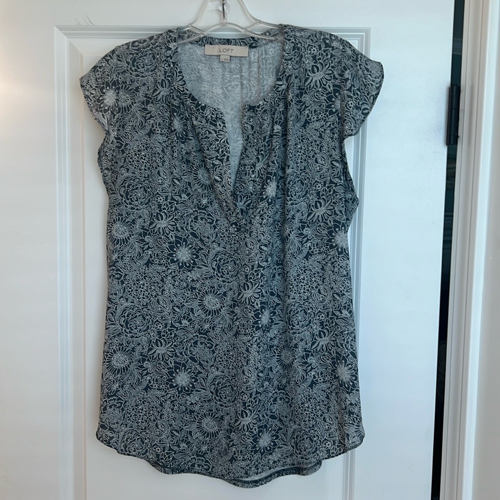 Loft flutter sleeve top, size large